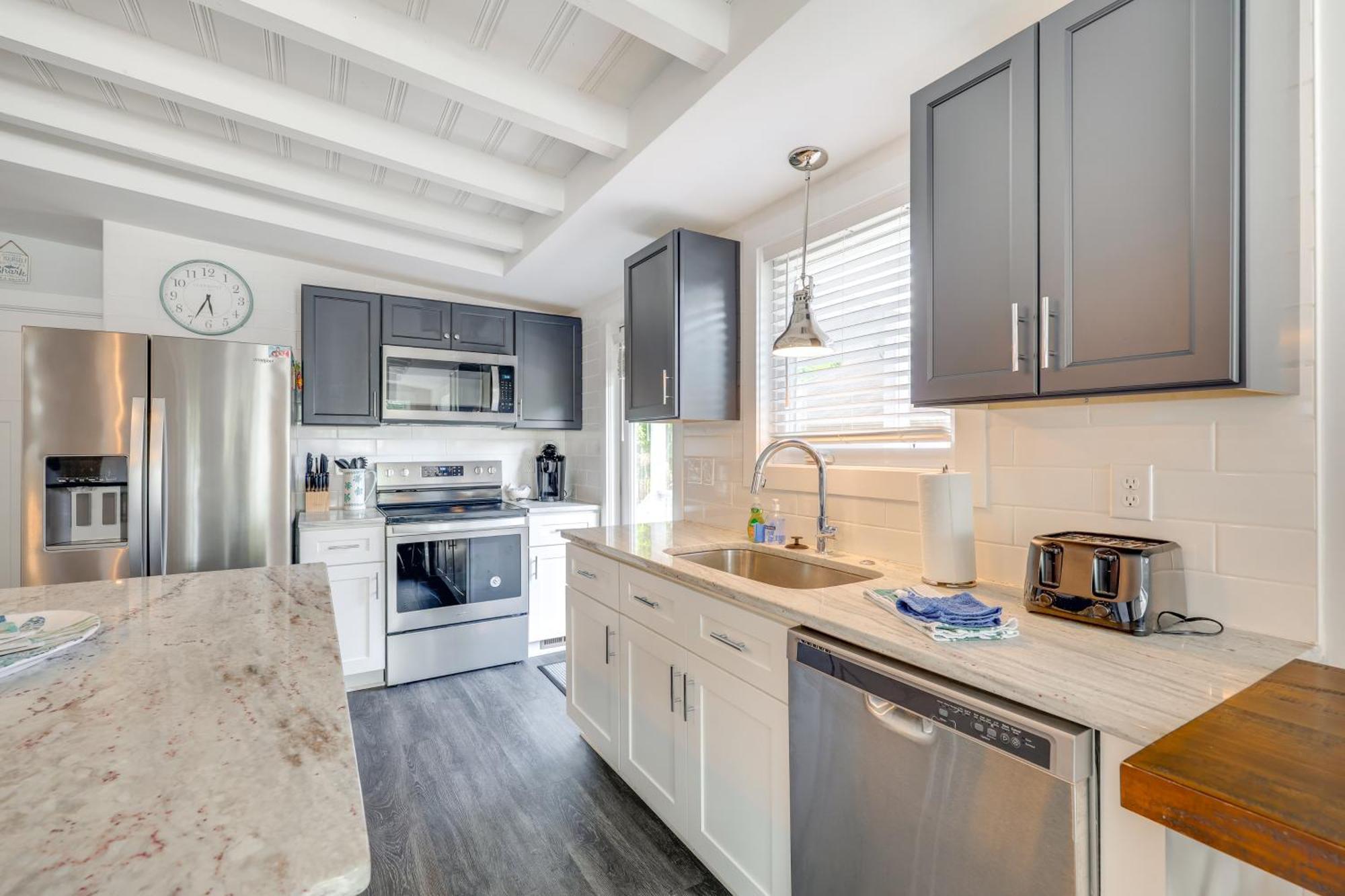 Modern Oak Island Escape 1 Mile To Long Beach! Zewnętrze zdjęcie